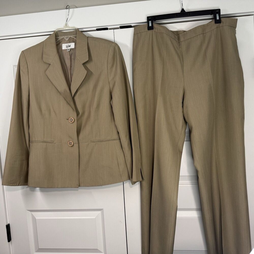 Le Suit Women’s 2 PC Pant Suit Size 16 Beige Tan Blazer Jacket Trousers Work
